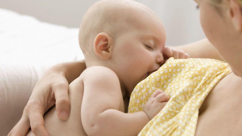 em bé nhận được kháng thể từ người mẹ qua nhau thai trước khi sinh. Và kháng thể được cung cấp trong sữa mẹ sau khi sinh. Miễn dịch thụ động này giúp bảo vệ trẻ sơ sinh khỏi một số bệnh nhiễm trùng trong những năm đầu đời.