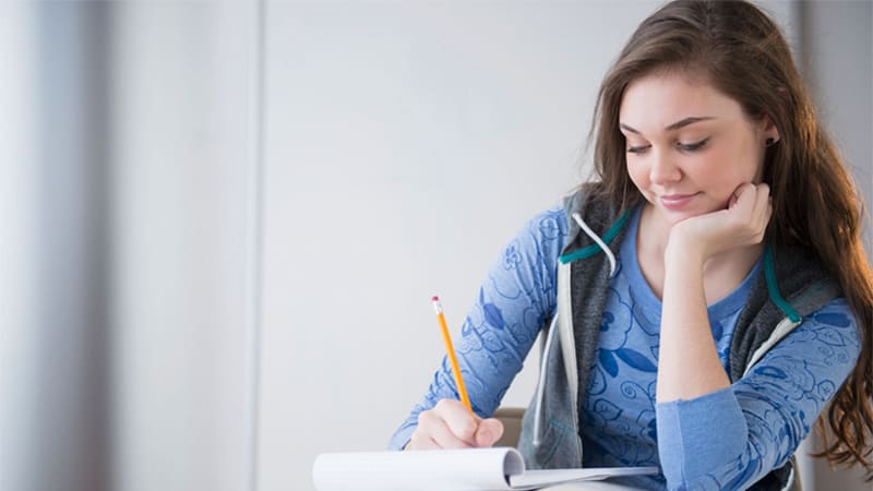 Viết tất cả những căng thẳng ra giấy sẽ giúp bạn giải tỏa cảm xúc Kỹ thuật này như phương pháp giúp bạn tuôn trào cảm xúc. Bạn sẽ đẩy hết tất cả những cảm xúc khó chịu, mệt mỏi trong lòng bằng cách sử dụng khả năng vẽ hoặc viết của mình trên giấy. Khi bạn di chuyển bằng bút thì hãy tưởng tượng ra những điều tiêu cực trong đầu bạn và viết ra giấy. Đây là một cách hiệu quả để giúp bạn thoải mái đầu óc và trở nên bình tĩnh hơn.